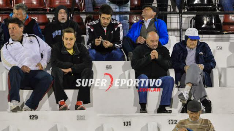 El hincha Rojinegro acompañó al equipo ante Instituto.