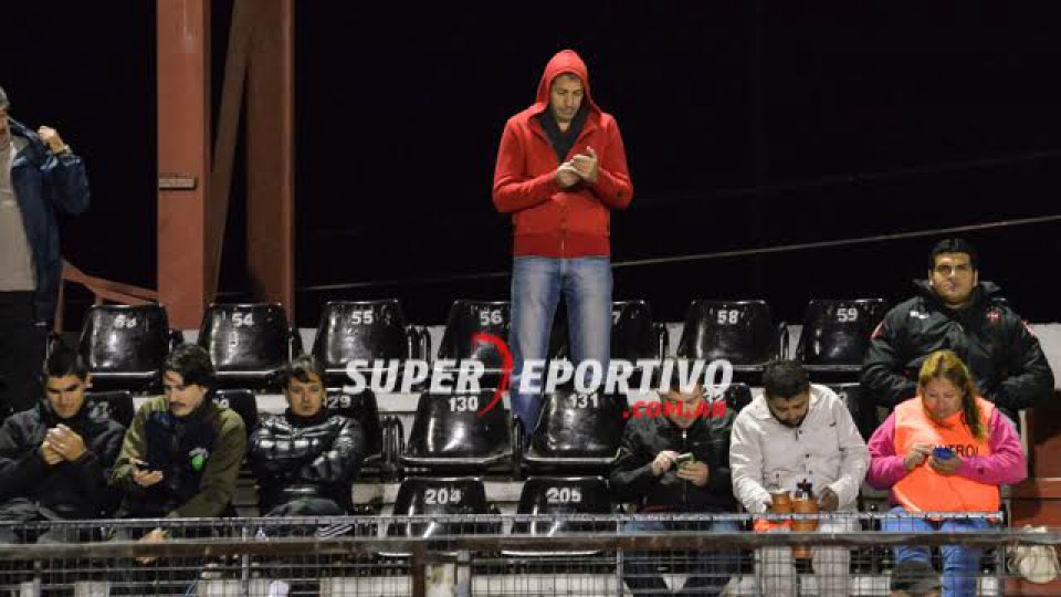 El hincha Rojinegro acompañó al equipo ante Instituto.