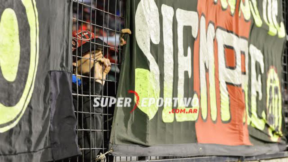 El hincha Rojinegro acompañó al equipo ante Instituto.