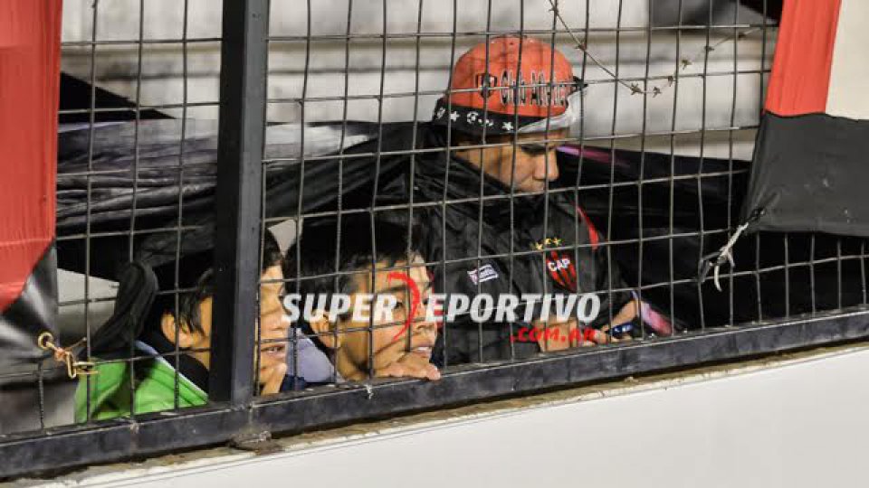 El hincha Rojinegro acompañó al equipo ante Instituto.