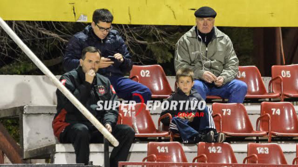 El hincha Rojinegro acompañó al equipo ante Instituto.