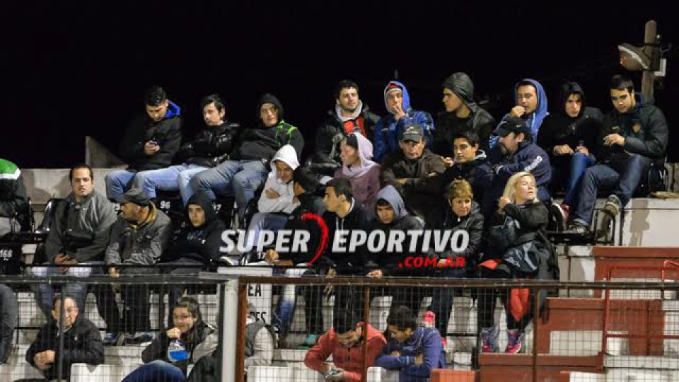 El hincha Rojinegro acompañó al equipo ante Instituto.