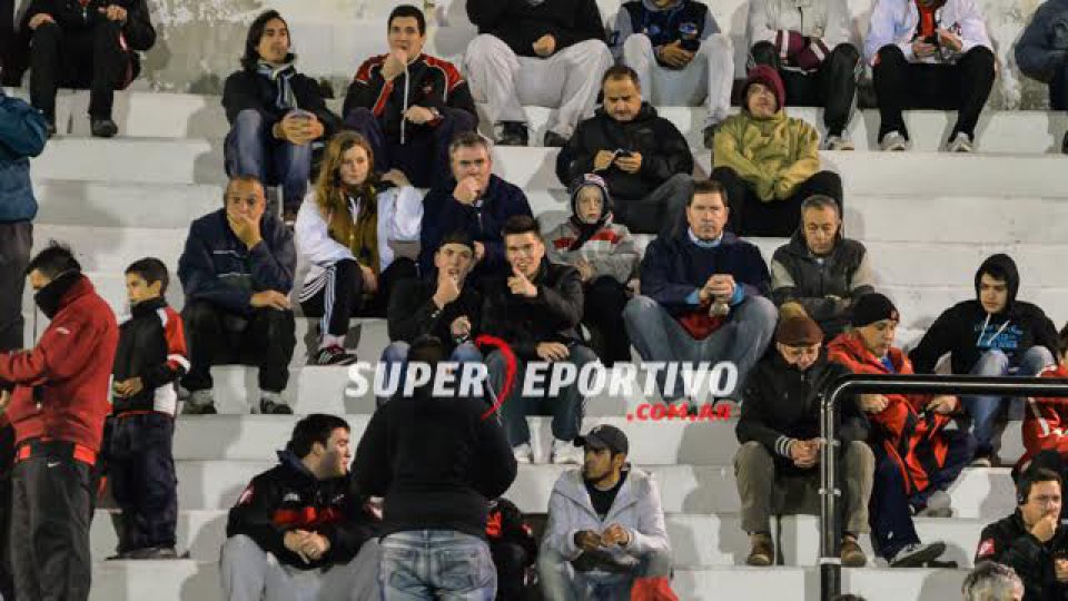 El hincha Rojinegro acompañó al equipo ante Instituto.