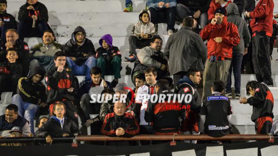 El hincha Rojinegro acompañó al equipo ante Instituto.