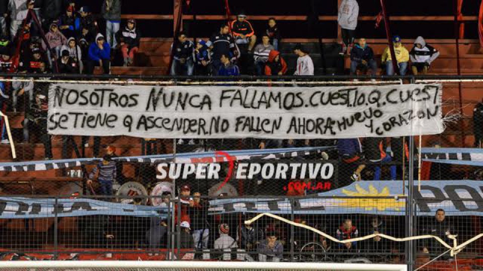 El hincha Rojinegro acompañó al equipo ante Instituto.