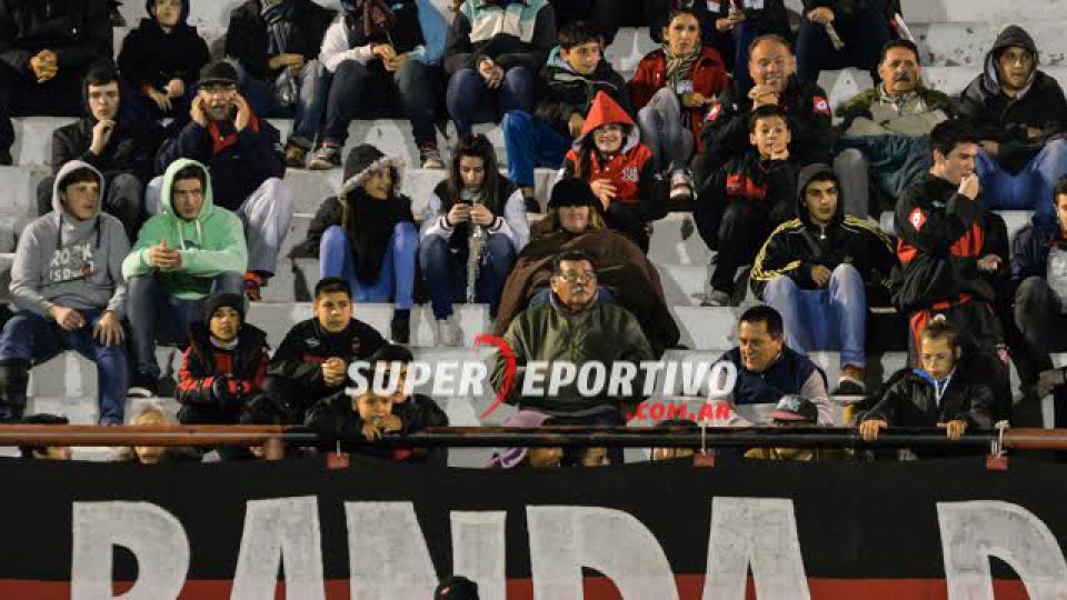 El hincha Rojinegro acompañó al equipo ante Instituto.