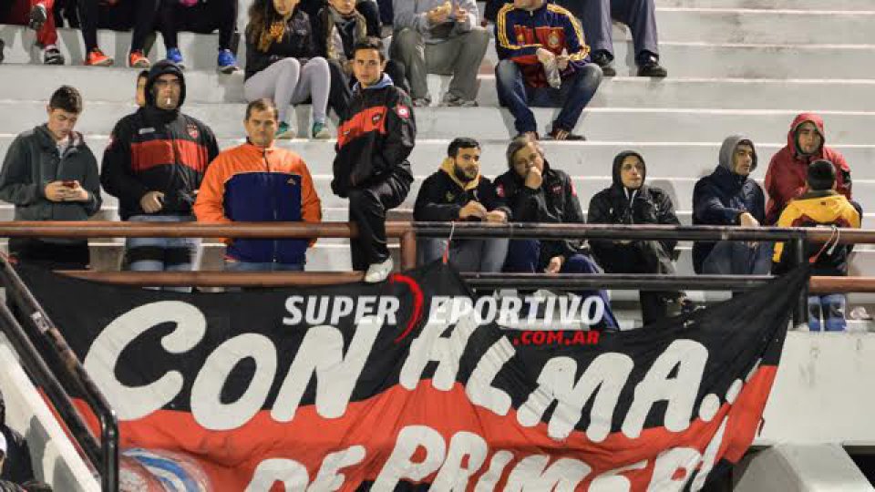 El hincha Rojinegro acompañó al equipo ante Instituto.
