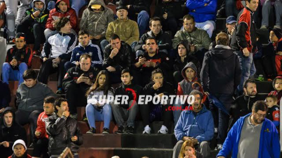 El hincha Rojinegro acompañó al equipo ante Instituto.