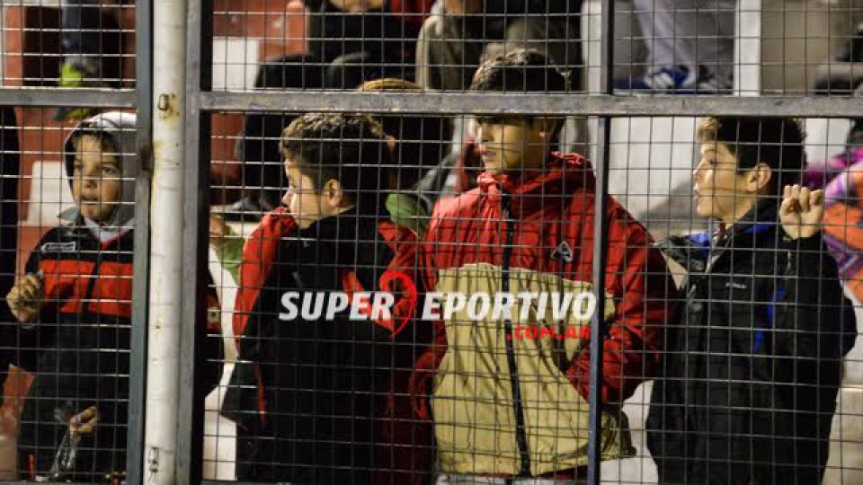 El hincha Rojinegro acompañó al equipo ante Instituto.