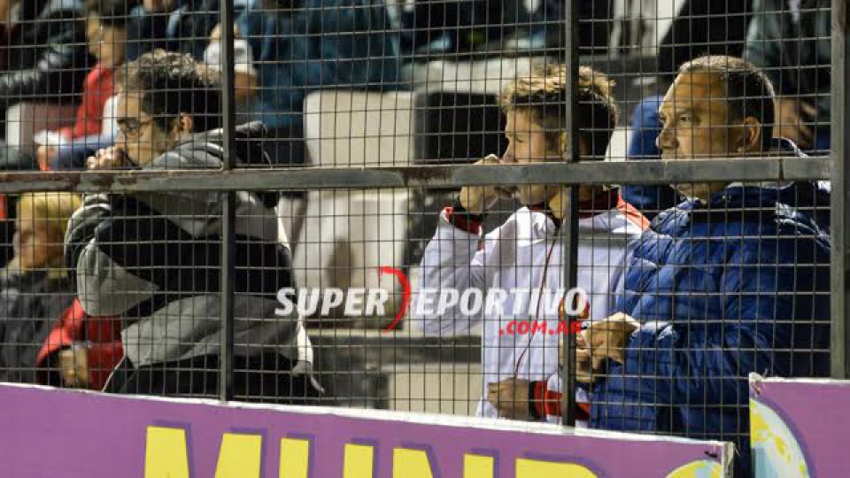 El hincha Rojinegro acompañó al equipo ante Instituto.
