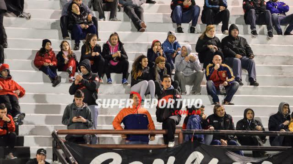 El hincha Rojinegro acompañó al equipo ante Instituto.