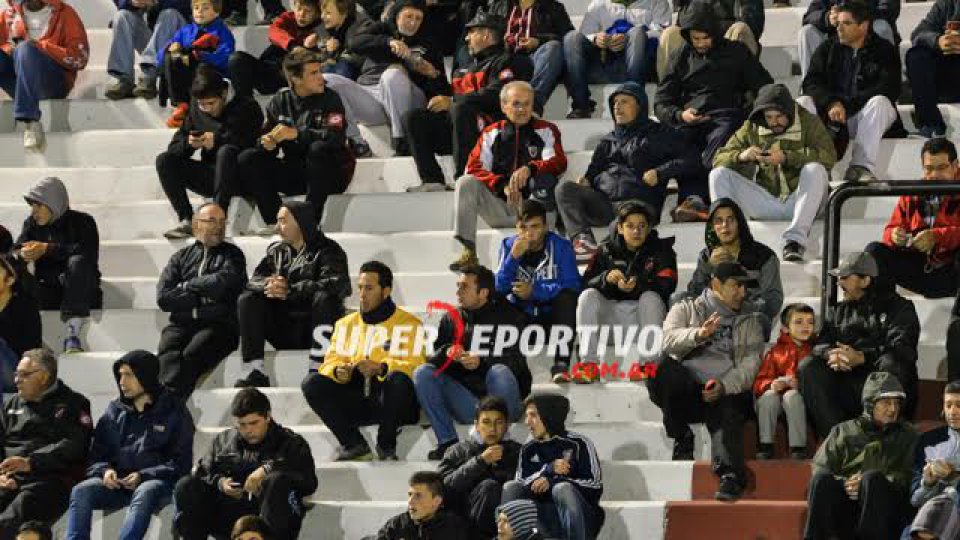 El hincha Rojinegro acompañó al equipo ante Instituto.