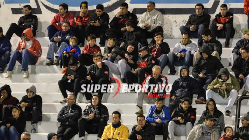El hincha Rojinegro acompañó al equipo ante Instituto.
