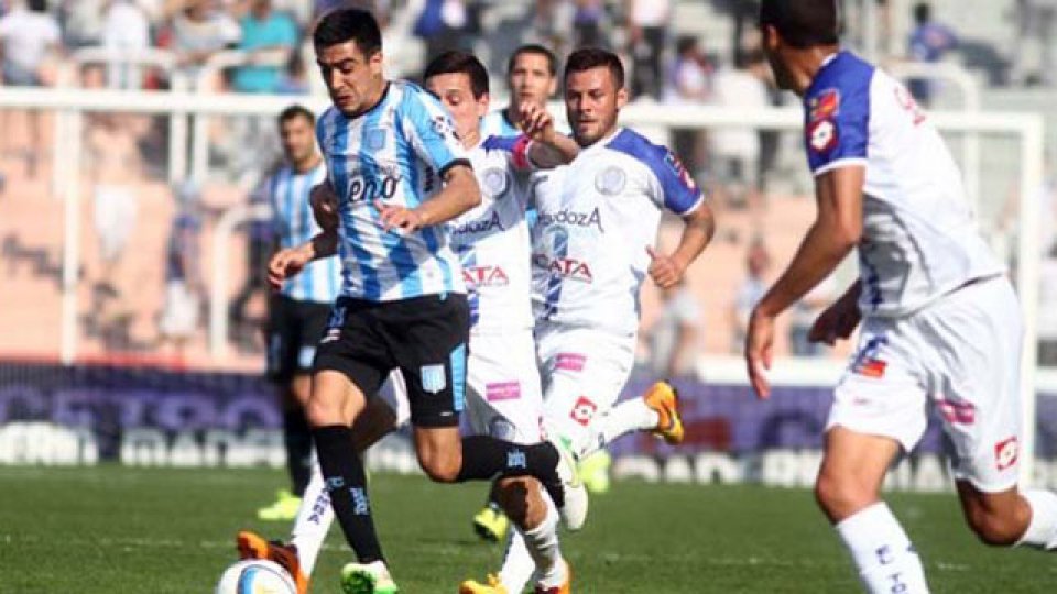 Racing completa su partido ante Godoy Cruz.