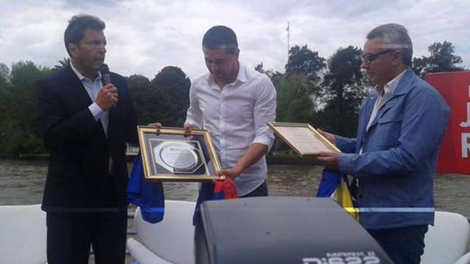 Riquelme recibe el homenaje como Ciudadano Ilustre de Tigre.