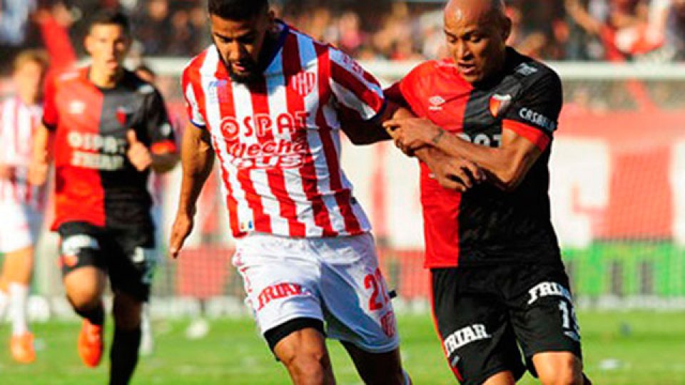 Union y Colón juegan en el estadio 15 de Abril.