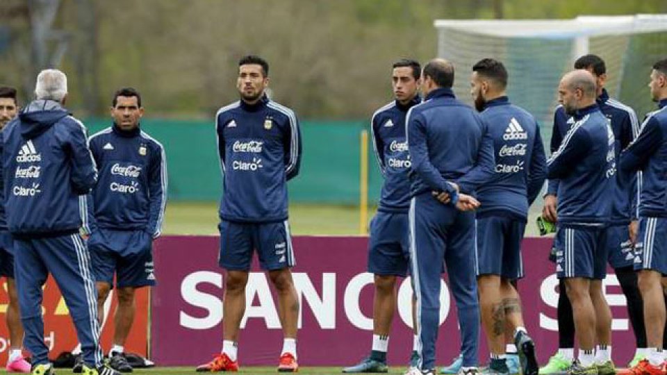 Carlitos en la práctica de la Selección Argentina realizada en Ezeiza.