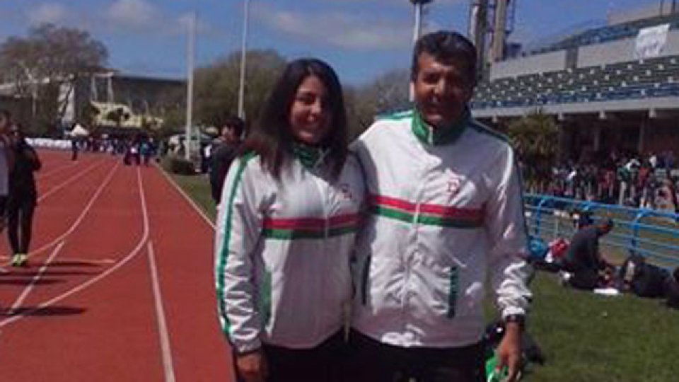 Gala Flores, Medalla de Plata en Lanzamiento, junto a su padre.