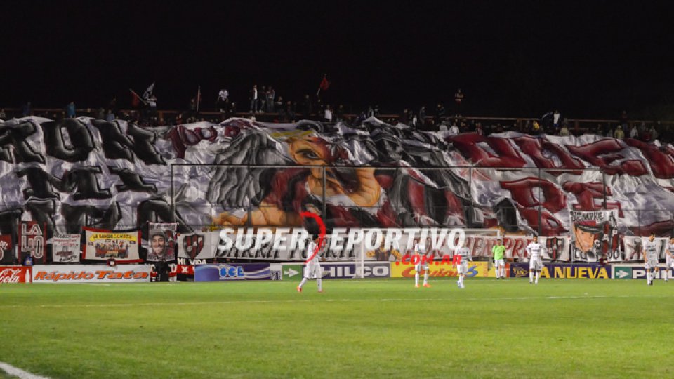 Los hinchas de Patronato acompañaron al equipo en la gran victoria ante Chaca.
