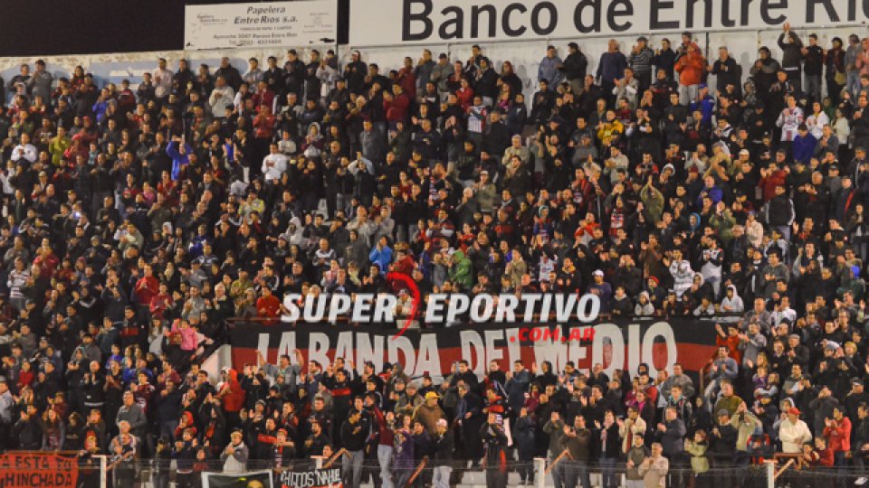 Los hinchas de Patronato acompañaron al equipo en la gran victoria ante Chaca.