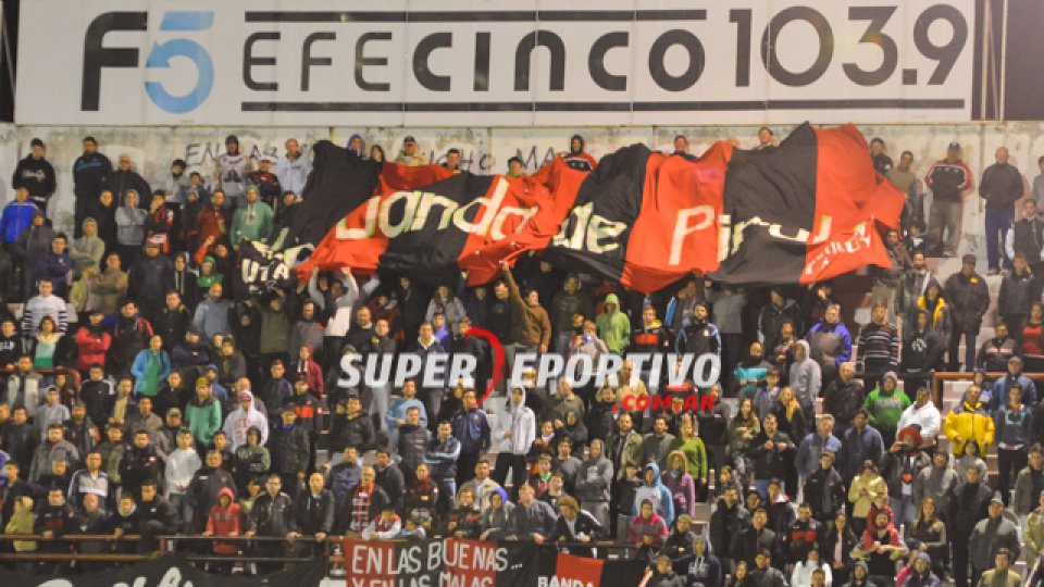 Los hinchas de Patronato acompañaron al equipo en la gran victoria ante Chaca.