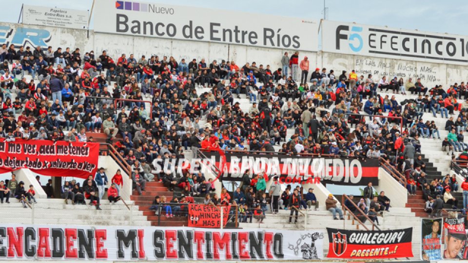 Los hinchas de Patronato acompañaron al equipo en la gran victoria ante Chaca.