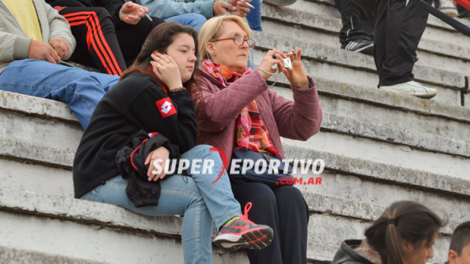 Los hinchas de Patronato acompañaron al equipo en la gran victoria ante Chaca.