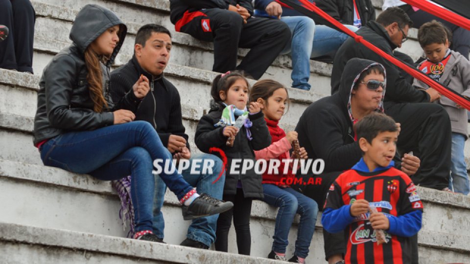 Los hinchas de Patronato acompañaron al equipo en la gran victoria ante Chaca.