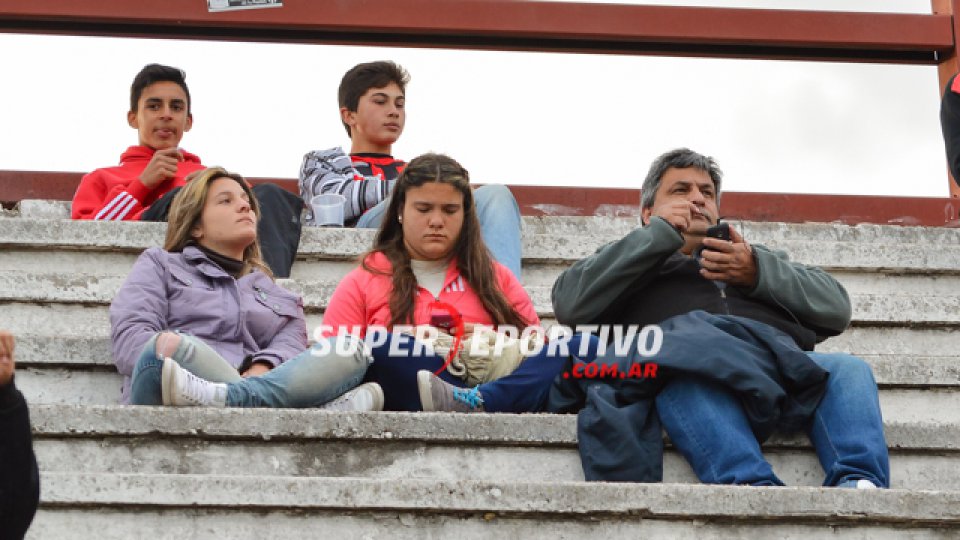 Los hinchas de Patronato acompañaron al equipo en la gran victoria ante Chaca.