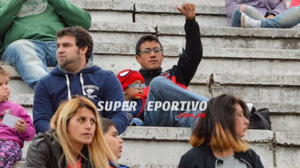 Los hinchas de Patronato acompañaron al equipo en la gran victoria ante Chaca.