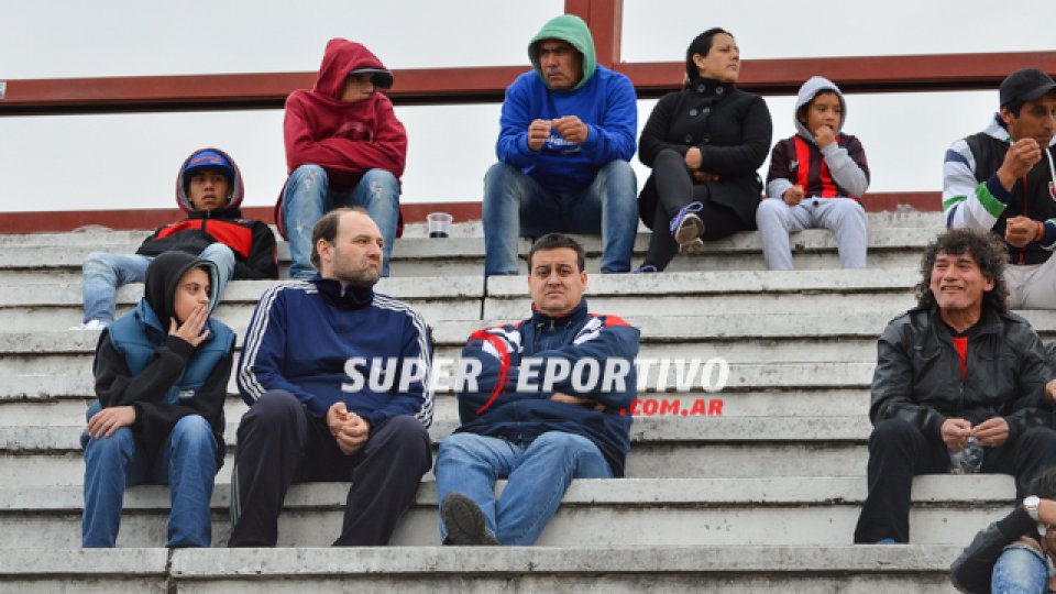 Los hinchas de Patronato acompañaron al equipo en la gran victoria ante Chaca.