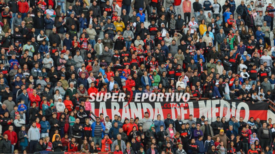 Los hinchas de Patronato acompañaron al equipo en la gran victoria ante Chaca.