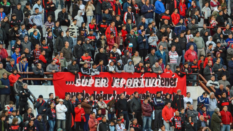 Los hinchas de Patronato acompañaron al equipo en la gran victoria ante Chaca.