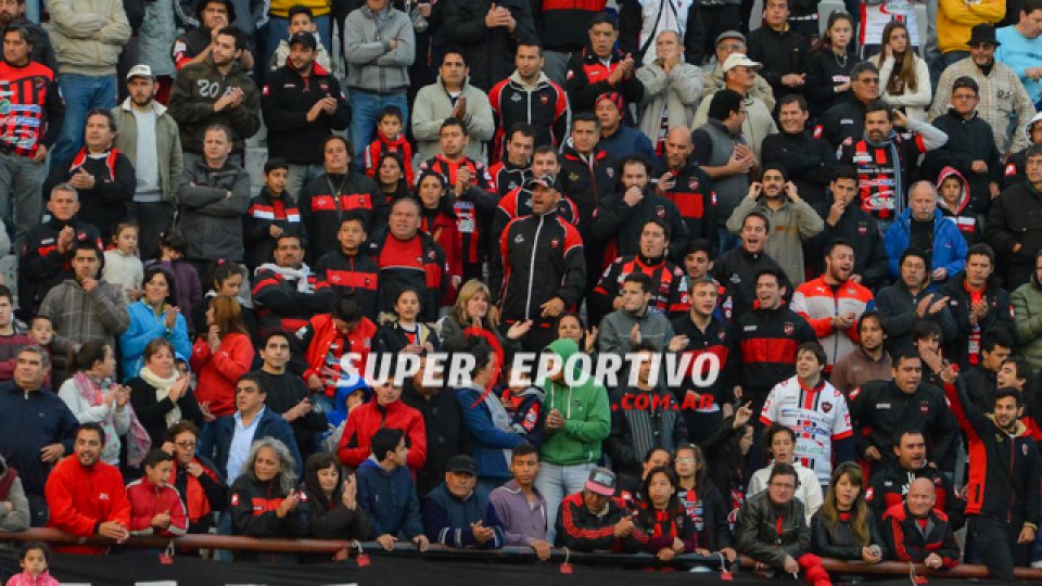 Los hinchas de Patronato acompañaron al equipo en la gran victoria ante Chaca.