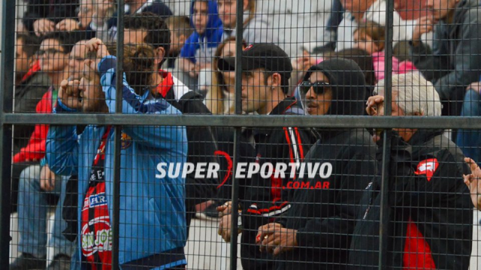 Los hinchas de Patronato acompañaron al equipo en la gran victoria ante Chaca.