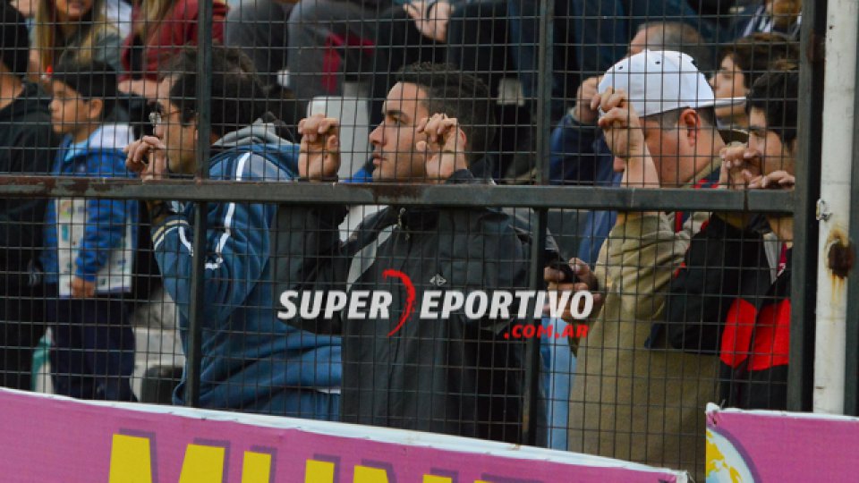 Los hinchas de Patronato acompañaron al equipo en la gran victoria ante Chaca.