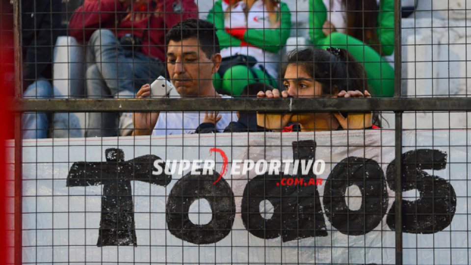 Los hinchas de Patronato acompañaron al equipo en la gran victoria ante Chaca.