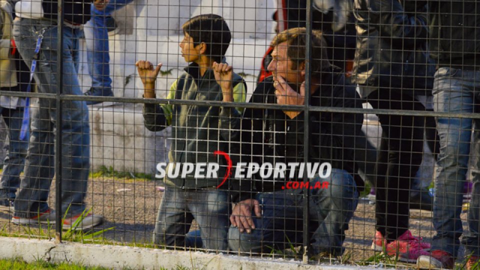 Los hinchas de Patronato acompañaron al equipo en la gran victoria ante Chaca.