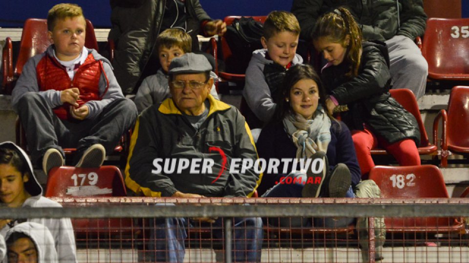 Los hinchas de Patronato acompañaron al equipo en la gran victoria ante Chaca.