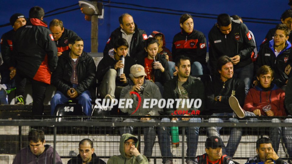 Los hinchas de Patronato acompañaron al equipo en la gran victoria ante Chaca.