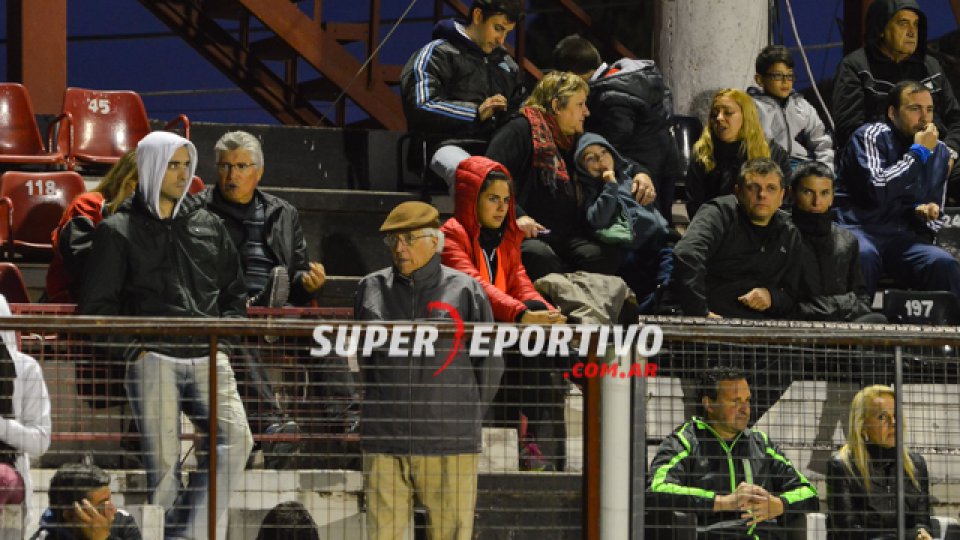 Los hinchas de Patronato acompañaron al equipo en la gran victoria ante Chaca.