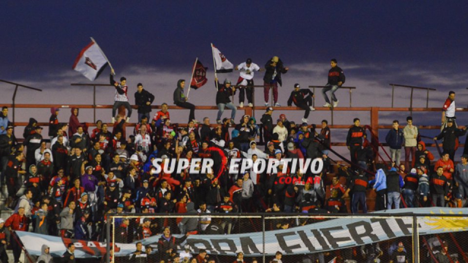 Los hinchas de Patronato acompañaron al equipo en la gran victoria ante Chaca.
