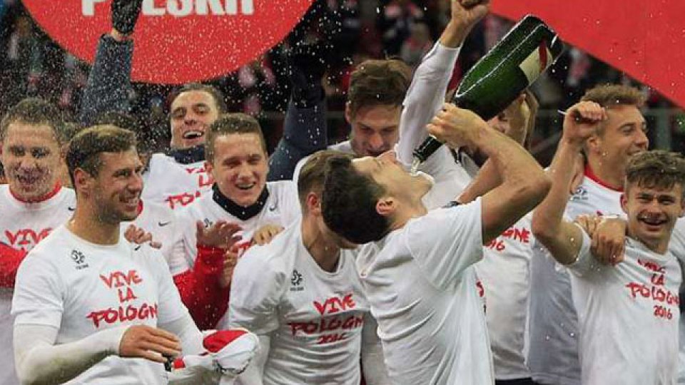 Las Águilas Blancas festejan el triunfo y la clasificación a la Euro 2916.