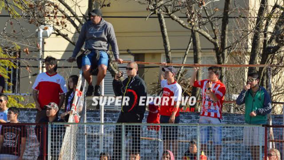 Los hinchas del Decano festejaron el triunfo y la permanencia.