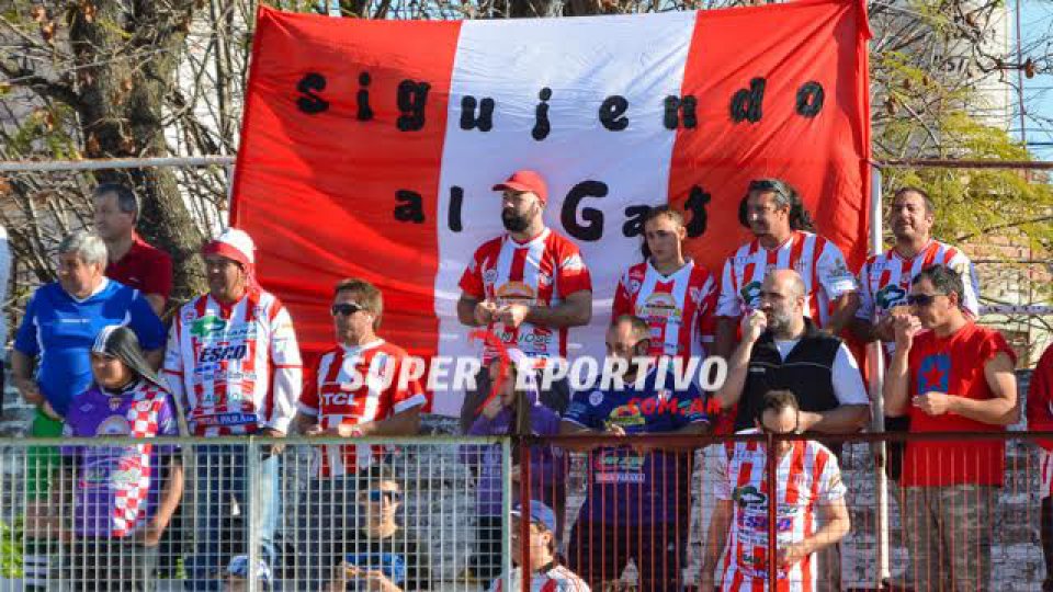 Los hinchas del Decano festejaron el triunfo y la permanencia.