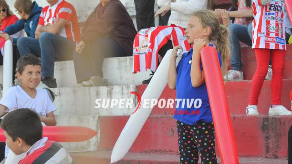 Los hinchas del Decano festejaron el triunfo y la permanencia.