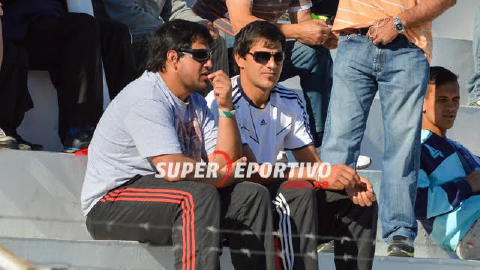 Los hinchas del Decano festejaron el triunfo y la permanencia.