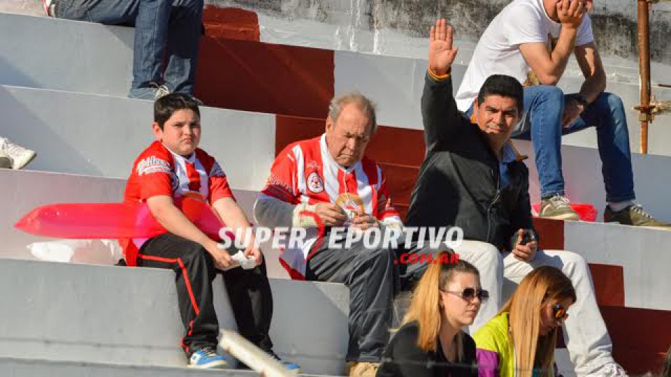 Los hinchas del Decano festejaron el triunfo y la permanencia.