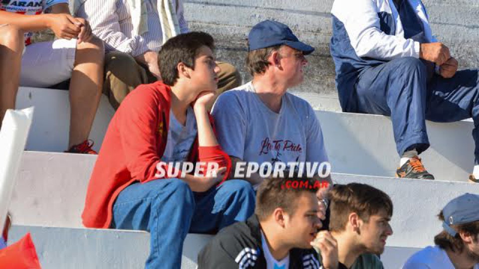 Los hinchas del Decano festejaron el triunfo y la permanencia.