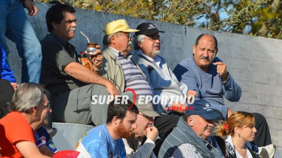 Los hinchas del Decano festejaron el triunfo y la permanencia.